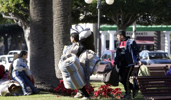 Un grupo de sirios, en la Plaza de España de Melilla. Un grupo de sirios, en la Plaza de España de Melilla.
