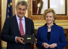 El Defensor reprueba los símbolos religiosos en los Ayuntamientos