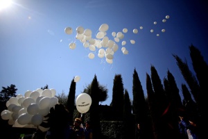 Los voluntarios de la AVT sueltan 191 globos en el Bosque del Recuerdo.