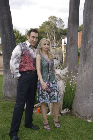 El presidente de Marina d'Or, Jesus Ger, junto a su esposa en el jardín de su casa en 2011.