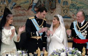 El príncipe Felipe brinda con su esposa, Letizia Ortiz, el día de su boda en presencia de los Reyes.