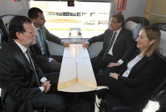 O Príncipe ao lado do primeiro-ministro Mariano Rajoy; da ministra de Fomento, Ana Pastor, e do presidente da Generalitat da Catalunha, Artur Mas durante a viagem inaugural do AVE Barcelona-Girona-Figueres.