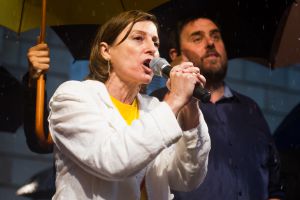 Carme Forcadell es dirigeix als 5.000 manifestants convocats a la plaça Sant Jaume. En segon pla, Oriol Junqueras.