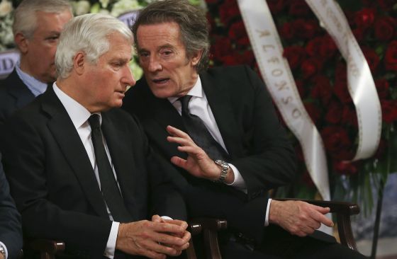 El viudo, Alfonso Diez, conversa con el primogénito de la duquesa de Alba, Carlos Martínez de Irujo Fitz-James Stuart.