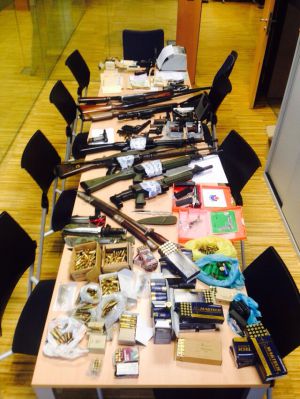 Armes i munició requisades als traficants d'alcohol arrestats.