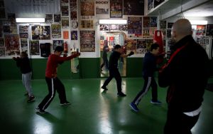 L'exboxejador Sento Martínez entrena 10 menors en el club de boxa San Cristóbal (València).