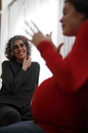 Paca Muñoz, doula, escoltant una embarassada.