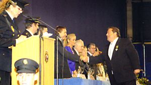 Otro de los cabecillas, Alfonso Tezanos, recibe la medalla al mérito policial en 2009 en presencia del fiscal Manuel Moix, Cristina Cifuentes, Carlos Dívar, Amparo Valcarce y Francisco Granados, entre otros cargos.