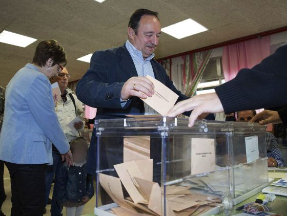 Pedro Sanz vota el 24 de mayo.