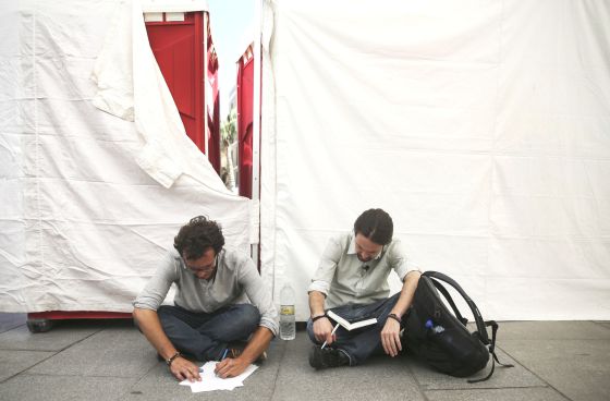 El alcalde de Cádiz y Pablo Iglesias preparan sus discursos justo antes del mitin de este viernes en Cádiz.