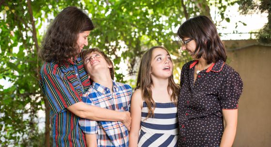 Julia Sevillano y Esther Vidal, con sus hijos en el jardín de su casa de Granada. rn