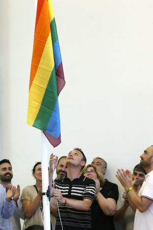 Jess Santos, viudo del político socialista Pedro Zerolo, recientemente fallecido, izó el pasado 28 de junio en el Ayuntamiento de Madrid la bandera arcoíris, símbolo de la lucha del movimiento LGTB, con motivo de la celebración de Orgullo de Madrid 2015.