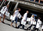 Sanitat vol que els sense papers acreditin que no tenen recursos
