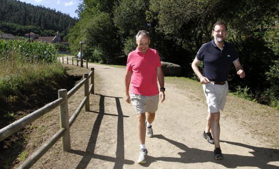 Mariano Rajoy camina junto a José Benito Suárez, en Pontevedra.