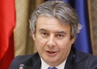 El Ejecutivo amenaza con multas por devolver la sanidad universal