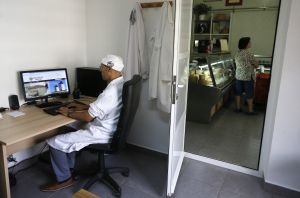 Javier Olivares, dueño de la fábrica de quesos del pueblo, se quedó tres días sin Internet las pasadas navidades.