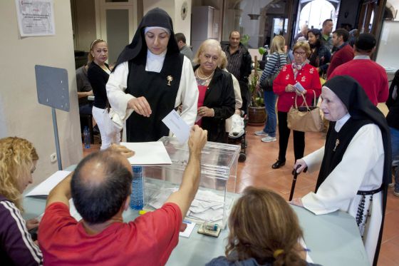 Cues per votar, en una jornada electoral entre turistes