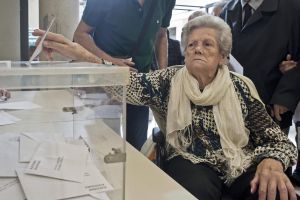 Cues per votar, en una jornada electoral entre turistes