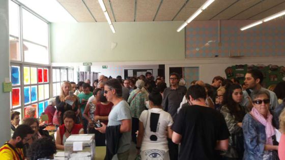 Cues per votar, en una jornada electoral entre turistes