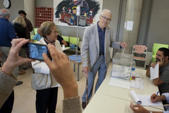 Cues per votar, en una jornada electoral entre turistes