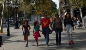 Cues per votar, en una jornada electoral entre turistes