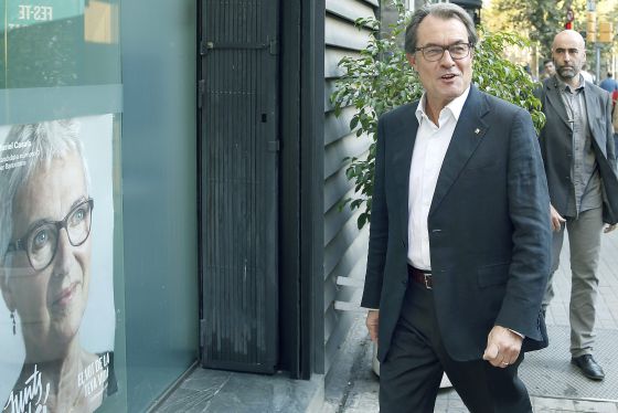 Artur Mas, presidente catalán, al llegar este lunes a la sede de CDC. / Andreu Dalmau (EFE)
