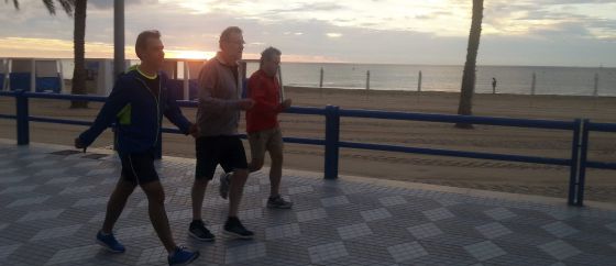 Rajoy, este sábado, durante su caminata por el Paseo Marítimo de Alicante.