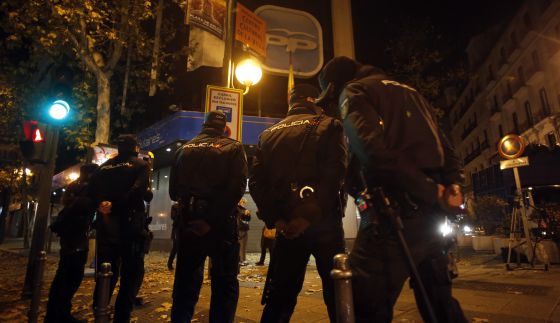 Agentes de la Policía Nacional vigilan el exterior de la sede del Partido Popular