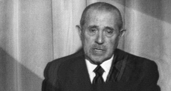 El presidente del Gobierno, Carlos Ariaas Navarro, durante su alocución a través de las cámaras de televisión y los micrófonos de Radio Nacional de España, en la que leyó el último mensaje al pueblo español redactado por el fallecido Francisco Franco.