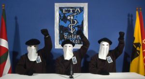 Tres encapuchados de ETA leen el comunicado en el que anuncian un alto el fuego permanente y verificable, en 2011.