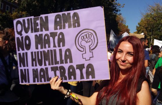 Alba Galán muestra su pancarta durante la marcha.