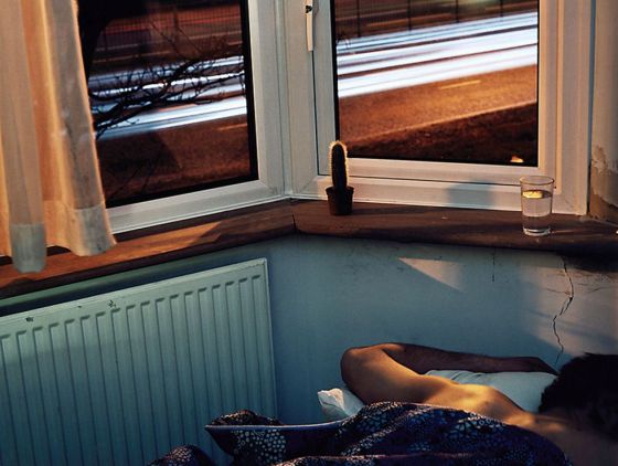 Un hombre duerme.