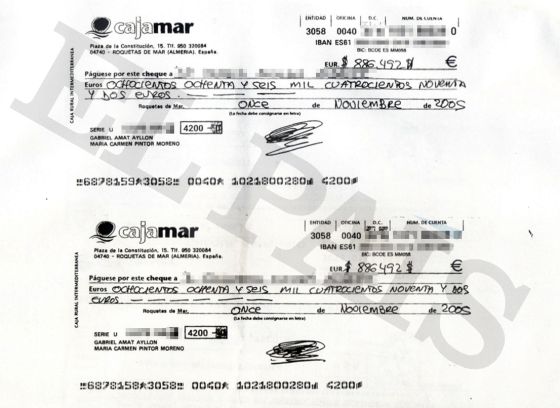 Cheques utilizados por el presidente de la Diputación de Almería, Gabriel Amat Ayllón, y su esposa, María del Carmen Pintor Moreno, para adquirir en noviembre de 2005 los terrenos que luego fueron recalificados.