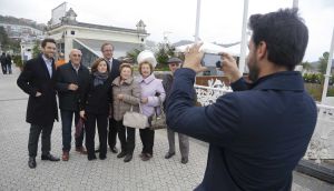 La vicepresidenta Soraya Sáenz de Santamaría se fotografía con unos jubilados en el Paseo de la Concha.