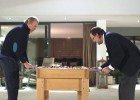Rajoy juega al futbolín y cocina mejillones con Bertín Osborne