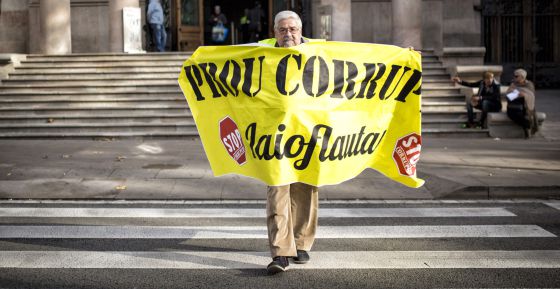 Uno de los denominados yayoflautas apoya a jueces y funcionarios frente presiones políticas enla sede del Tribunal Superior de Justicia de Cataluña.