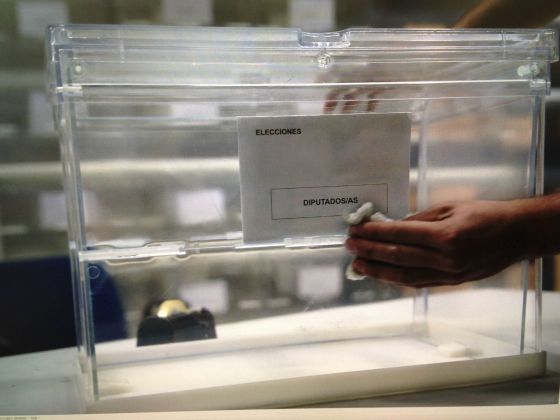 Una urna en proceso de limpieza en un almacén de Sevilla.