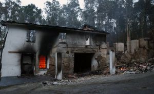 Una de les cases després del pas de les flames al municipi d'El Franco.