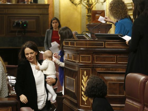 Podemos Deputy Carolina Bescansa, with her baby at Wednesday’s session.