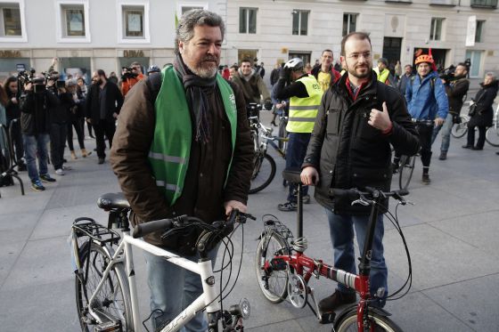 Elected deputies from the EQUO green party, Juantxo López de Uralde (left) y Jorge Luis Bail, arrive in Congress.