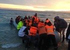 Grecia detiene a tres españoles que asistían a refugiados en Lesbos