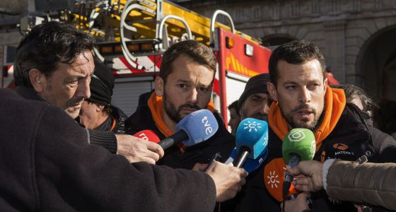 Els portaveus dels bombers de Sevilla, José Manuel Pastor i Antonio Reina, durant la concentració d'aquest dissabte a la capital sevillana.