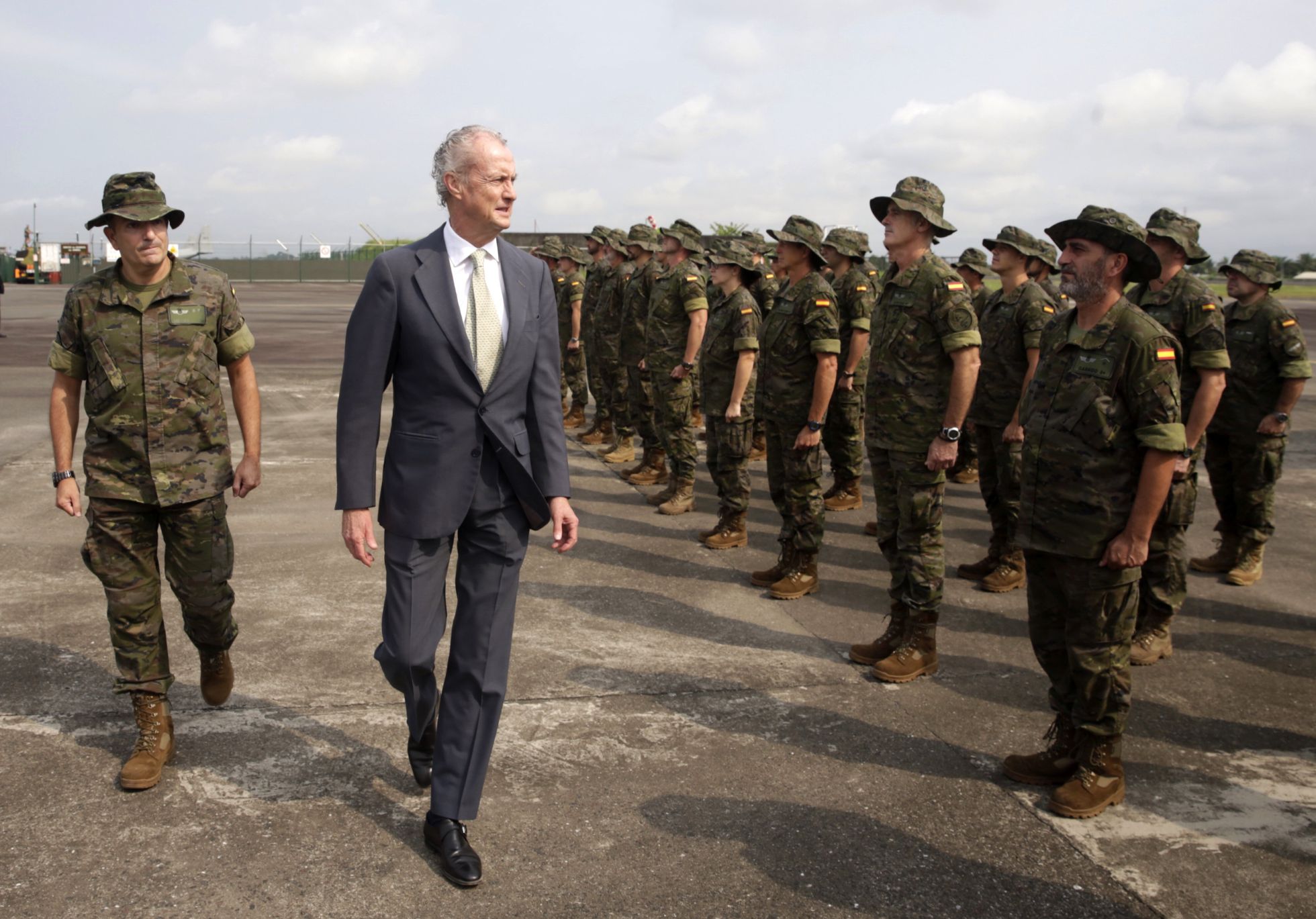 Morenés saluda a las tropas españolas destinadas en Gabón en 2015. Morenés saluda a las tropas españolas destinadas en Gabón en 2015.