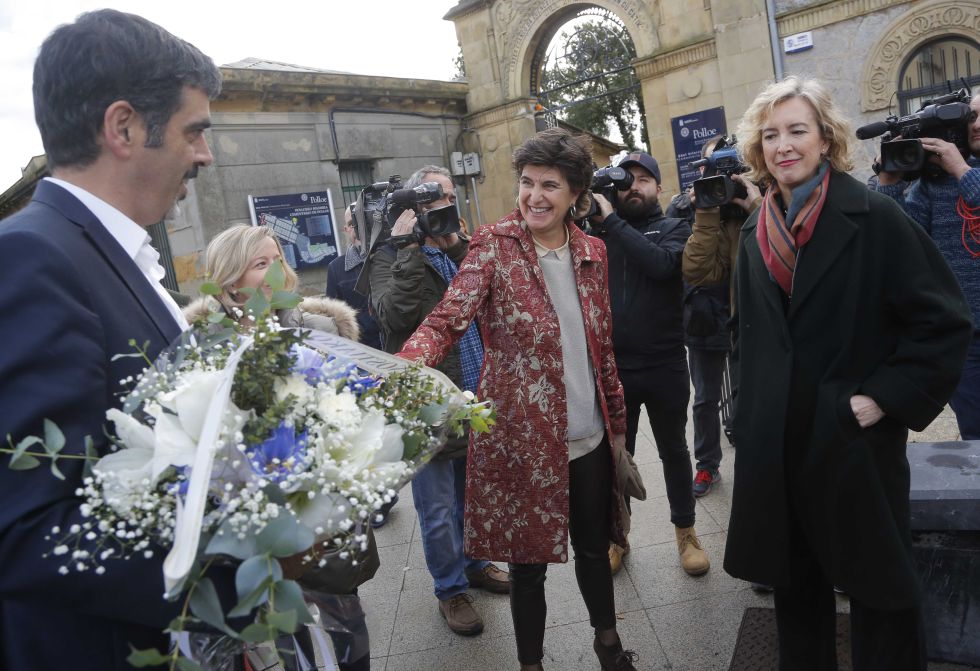 Eneko Goia, alcalde de San Sebastián, con un ramo de flores, saluda a María San Gil y Ana Iribar, viuda de Gregorio Ordóñez. Eneko Goia, alcalde de San Sebastián, con un ramo de flores, saluda a María San Gil y Ana Iribar, viuda de Gregorio Ordóñez.