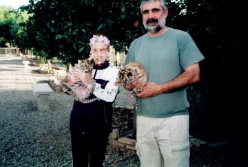Manuel Alonso con su hija y unos cachorro de tigre.