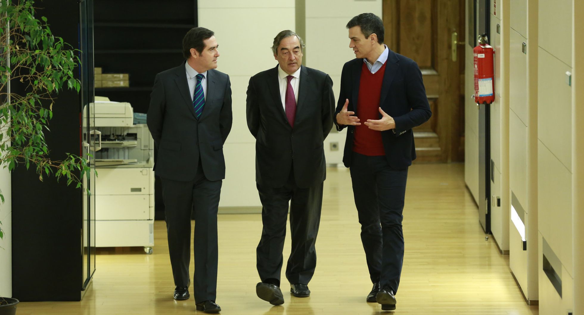 Pedro Sanchez, secretario general del PSOE, se reúne en el Congreso con Joan Rosell, de CEOE, y Joan Garamendi, de CEPYME. Pedro Sanchez, secretario general del PSOE, se reúne en el Congreso con Joan Rosell, de CEOE, y Joan Garamendi, de CEPYME.