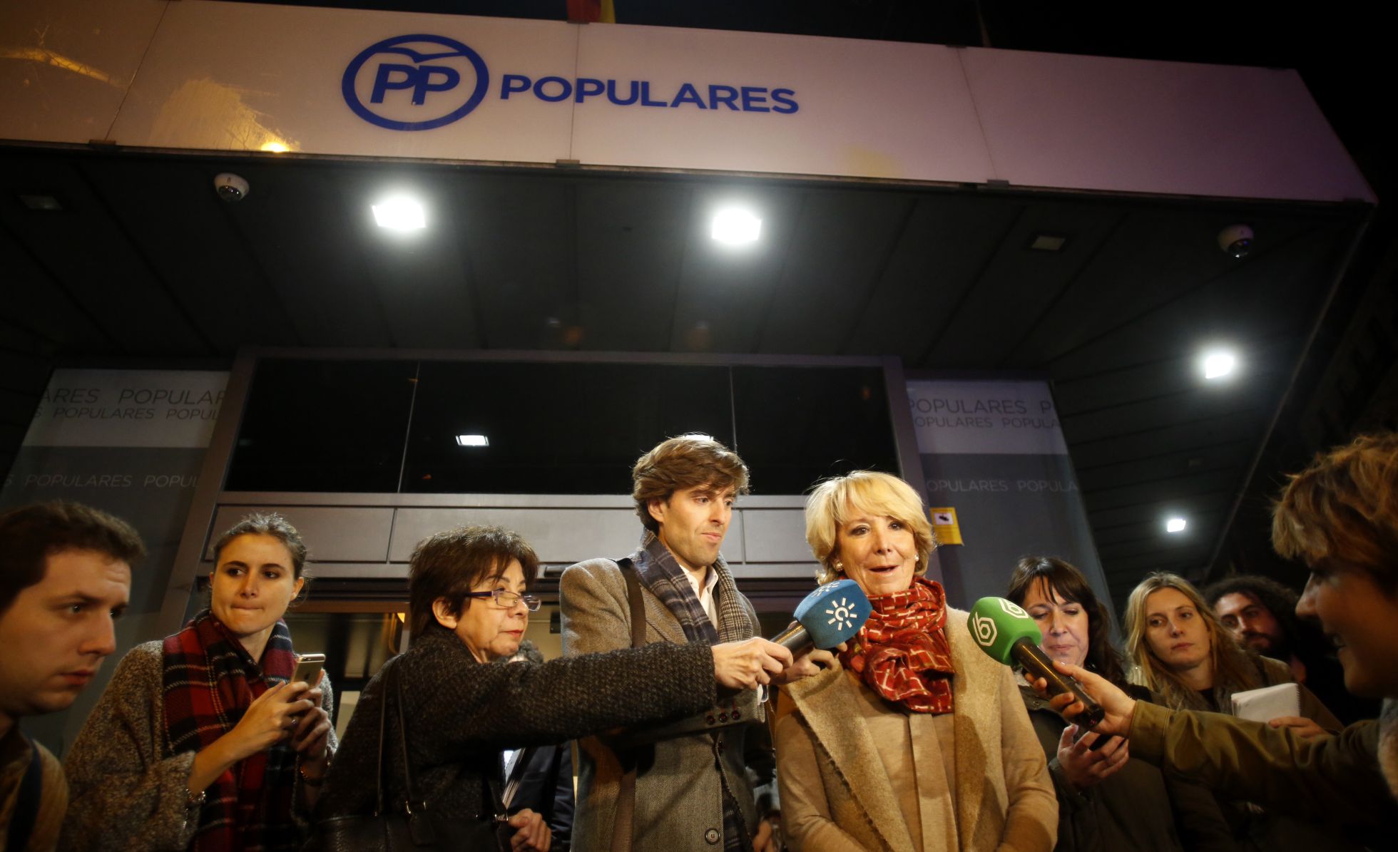 Esperanza Aguirre en una improvisada comparecencia en la sede del PP de Madrid. Esperanza Aguirre en una improvisada comparecencia en la sede del PP de Madrid.