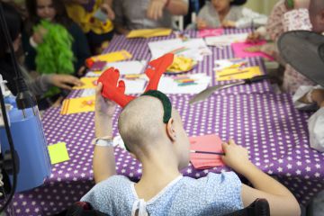 Voluntarios en el hospital Niño Jesús, con niños afectados de cáncer.