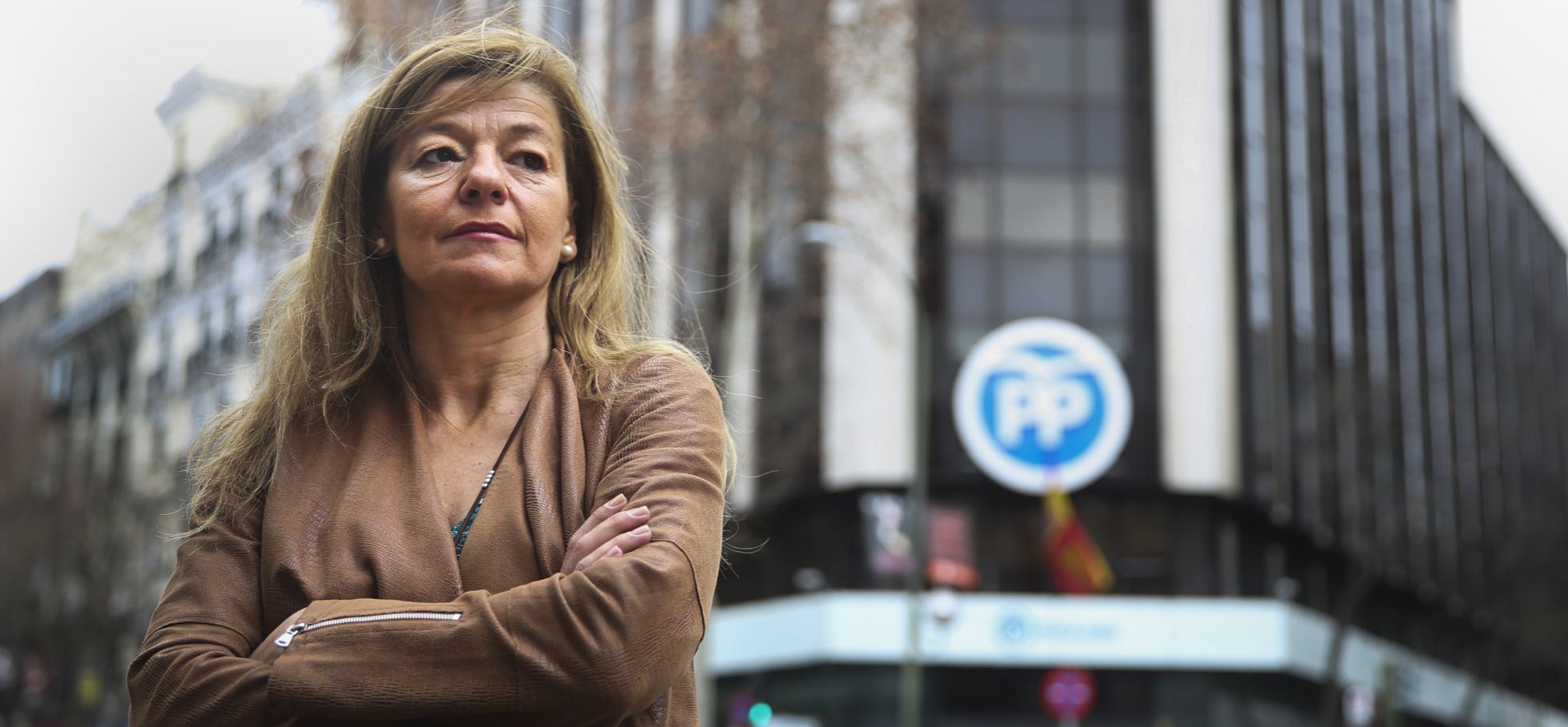 Ana Garrido, exempleada del Ayuntamiento de Boadilla, este sábado frente a la sede del PP en la madrileña calle de Génova. Ana Garrido, exempleada del Ayuntamiento de Boadilla, este sábado frente a la sede del PP en la madrileña calle de Génova.