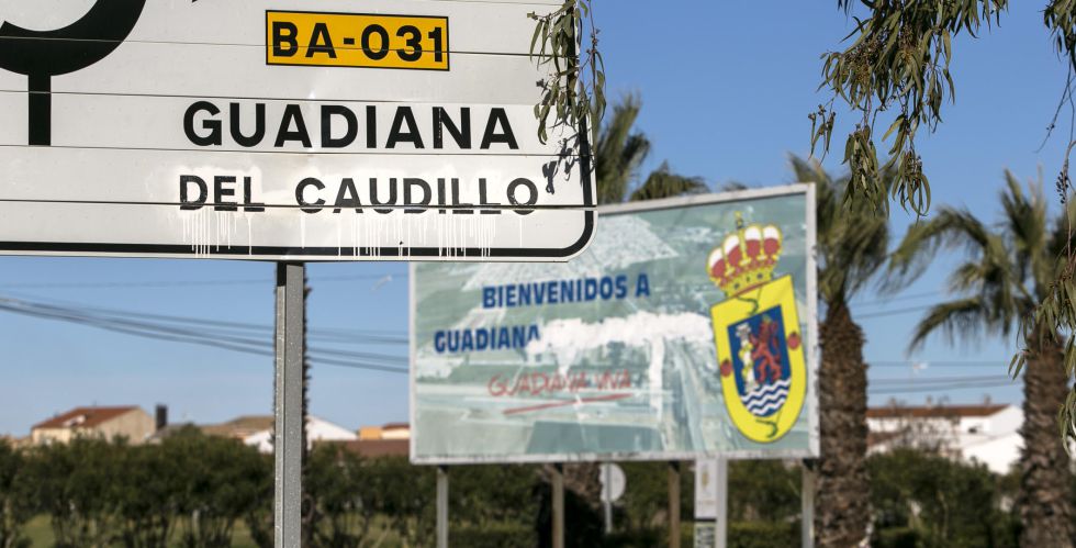 El cartel de llegada a Guadiana del Caudillo, donde aparece borrado el 'apellido' franquista.